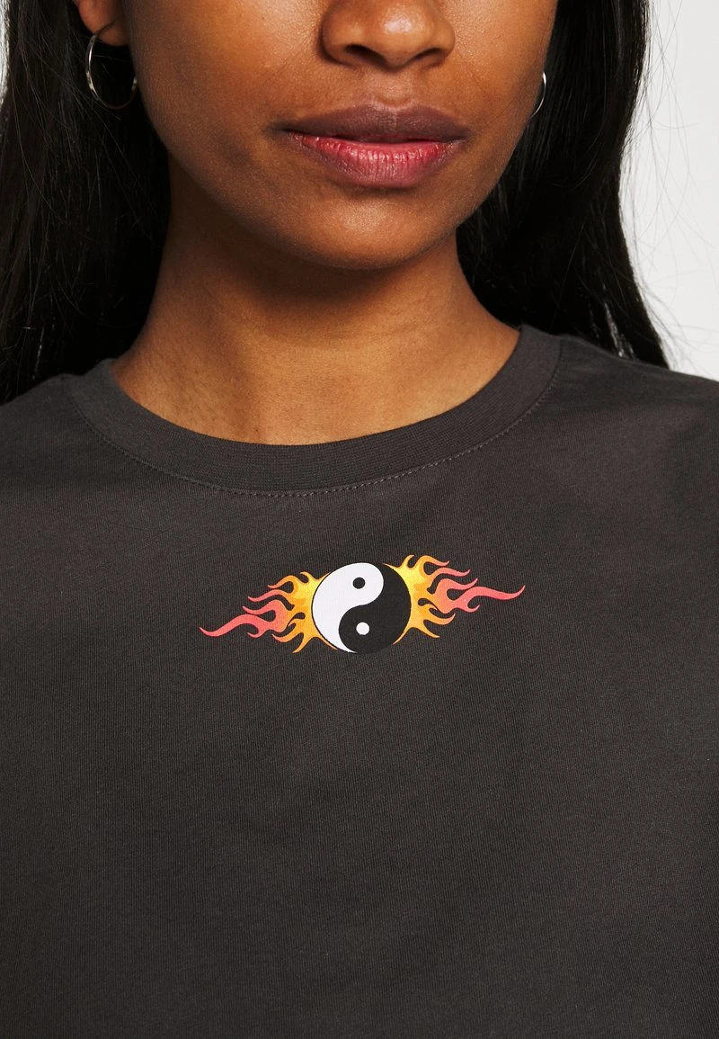 Budget 🎉 Even&Odd Damen CLARE YIN YANG FLAMES SMALL PRINT TEE / 801 - ANTHRACITE - T-Shirt Print - Anthracite ✨ 6 Budget 🎉 Even&Odd Damen CLARE YIN YANG FLAMES SMALL PRINT TEE / 801 - ANTHRACITE - T-Shirt Print - Anthracite ✨ – Bild 4